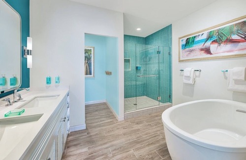 I-435 West KC-KS Hotel | Tropical Charm Awaits in this Private Room w/Relaxed Decor Near Kansas Speedway