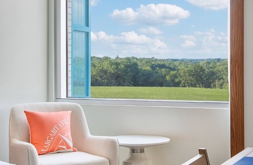 I-435 West KC-KS Hotel | Tropical-Inspired Guest Suite With Stylish Swimming Pool Near Kansas Speedway