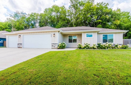 Manhattan House | TV Per Room, 3bd Centrally Located Near Ft Riley