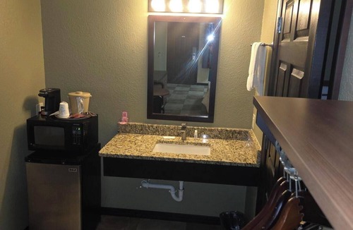 Stigler Hotel | Twin Lakes Inn and RV
