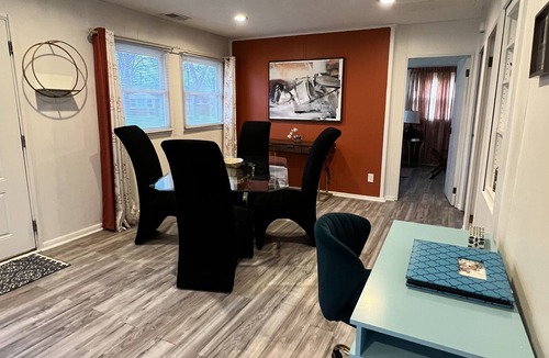 Lyndon House | Two bedroom Bungalow with sofa sleeper in Louisville’s east suburbs near malls.