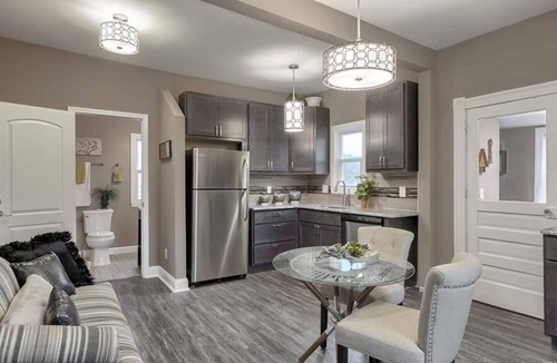 St. Louis House | ☆ Two Homes in One Stay ☆ Families & Groups ☆ Minutes to Downtown ☆