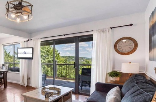 Indian Point Condo | Two Level Condo w Two Decks near Silver Dollar City & Indian Point Marina - Free Tickets