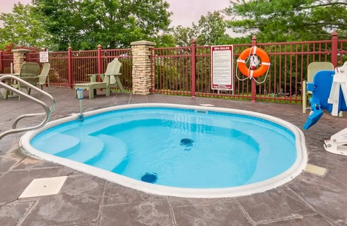 Branson Apartment | Ultimate Getaway: 3 Villas, Pools, Golf, S’mores, Fishing & Games Galore!
