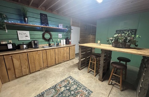 Winona Cabin | Unique Bunkhouse. Sleeps up to 10. Direct Access to Brimstone Trails