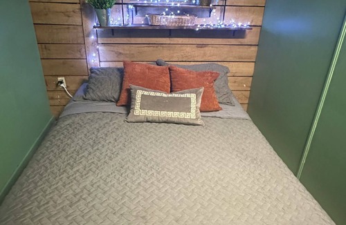 Winona Cabin | Unique Bunkhouse. Sleeps up to 10. Direct Access to Brimstone Trails