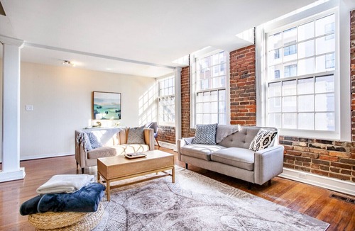 Old City Apartment | Unique Old City Loft - Minutes from Market Square