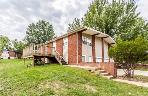 Overland Park House | Unit 3: Cute and affordable 4BDR duplex in Overland Park for up to 10 people!