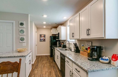 Clarksville Cottage | Unit #B 1010 Franklin St