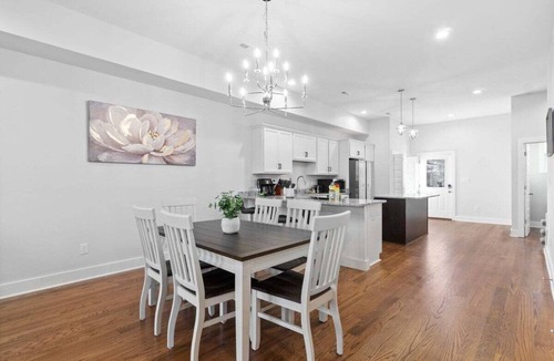 Clarksville Villa | Unit #C 527 N 1st St