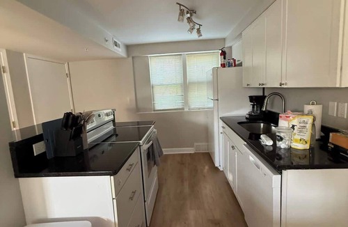 Joslyn Castle Apartment | UNMC Nearby, Explore Trendy Midtown Spots