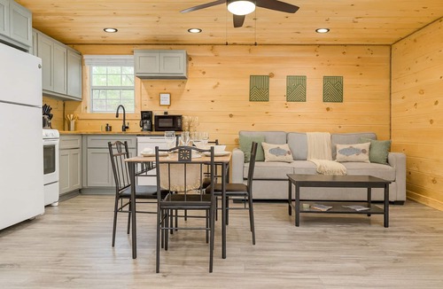 Coalmont Cabin | Unwind at Eagle’s Landing on the Lake - Hot Tub and Paddle Boat! Veteran Owned!