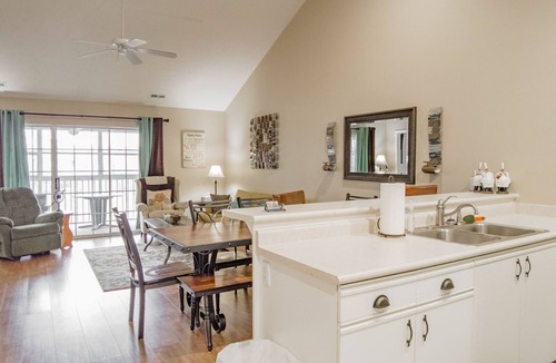 Branson Condo | Updated 2 BR Condo ~ Near the 76 Strip! FREE TICKETS INCLUDED! (CH1-35)
