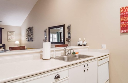 Branson Condo | Updated 2 BR Condo ~ Near the 76 Strip! FREE TICKETS INCLUDED! (CH1-35)