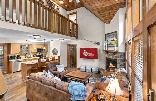 Reeds Spring Cabin | Updated Stonebridge Lodge, Log Beds, Deck with TV and Large Grill , Open Yard | 115