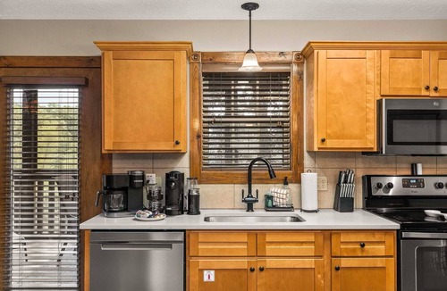 Reeds Spring Cabin | Updated Stonebridge Lodge, Log Beds, Deck with TV and Large Grill , Open Yard | 115