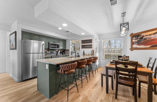 Kimberling City Condo | Upscale Condo w Gorgeous Lake View Community Pool Near Sdc Free Daily Tickets Mini Golf Lake Access