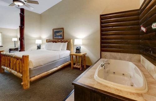 Johnston Hotel | Upscale Stay in Johnston w/Whirlpool | 0.5 mi to De Rice Asian Cuisine