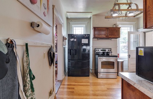 Evergreen Apartment | Upstairs 3 Bedroom Midtown Balcony Memphis Upstairs Escape King Bed Laundry
