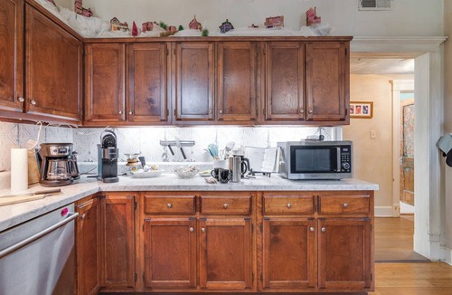 Evergreen Apartment | Upstairs 3 Bedroom Midtown Balcony Memphis Upstairs Escape King Bed Laundry