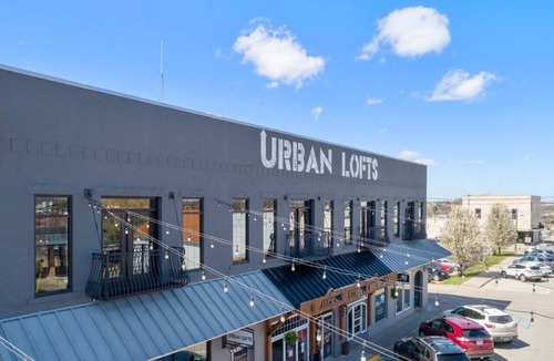Perryville Apartment | Urban Loft #8 METALL · Downtown Urban Loft above Restaurants & Boutiques