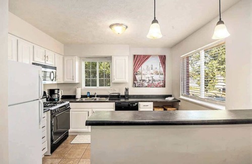 Aksarben - Elmwood Park Apartment | Urban Nook Omaha - Central location to everything