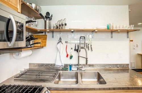 Aksarben - Elmwood Park House | Urban Oasis w/Hot Tub - Cozy Stylish Loft