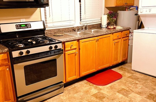 Pleasure Ridge Park House | Urban Suburbia- quick drive to restaraunts, grocery store,