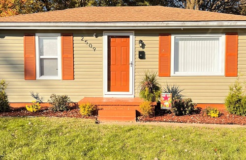 Pleasure Ridge Park House | Urban Suburbia- quick drive to restaraunts, grocery store,