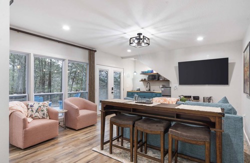 Branson West House | Van Kirk Cove – 6 BDR Stunner!