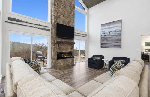 Branson West House | Van Kirk Cove - 6 BDR Stunner
