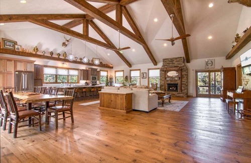 Blue Eye House | Vaulted Ceilings, Gourmet Kitchen Appliances, Hot Tub, Car Charger, Private, Comm Pool