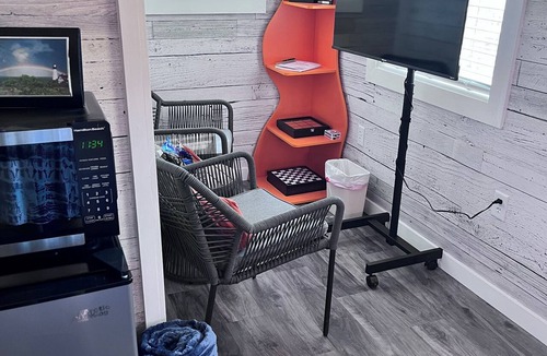 Cape Girardeau Cottage | Vibrant Lofted Tiny Home