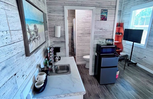 Cape Girardeau Cottage | Vibrant Lofted Tiny Home