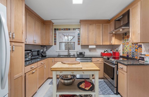 Durham House | Vibrant & Spacious Family Home Near Downtown