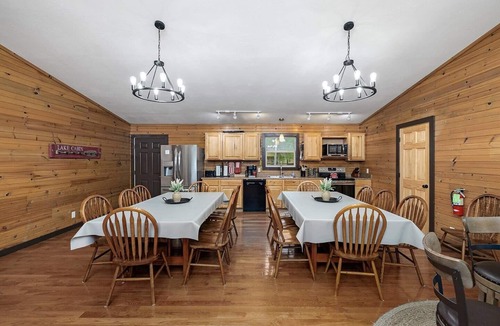 Branson Cabin | Views! Lakefront Hot Tub, Kayaks, Firepit, & Pool! Disc Golf, Park, & Playground