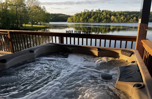 Branson Cabin | Views! Lakefront Hot Tub, Kayaks, Firepit, & Pool! Disc Golf, Park, & Playground