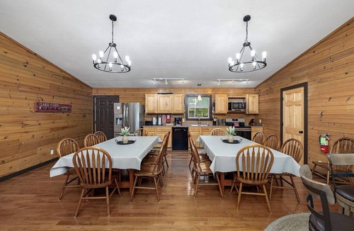 Branson Cabin | Views! Lakefront Hot Tub, Kayaks, Firepit, & Pool! Disc Golf, Park, & Playground