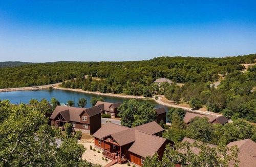 Reeds Spring Cabin | Views! Priv. Hot Tub. 2 Resort Pools. Golf Resort. Sports Courts & Playgrounds.