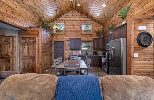 Reeds Spring Cabin | Views! Priv. Hot Tub. 2 Resort Pools. Golf Resort. Sports Courts & Playgrounds.