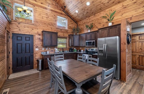 Reeds Spring Cabin | Views! Priv. Hot Tub. 2 Resort Pools. Golf Resort. Sports Courts & Playgrounds.