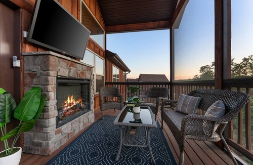 Reeds Spring Cabin | Views! Priv. Hot Tub. 2 Resort Pools. Golf Resort. Sports Courts & Playgrounds.