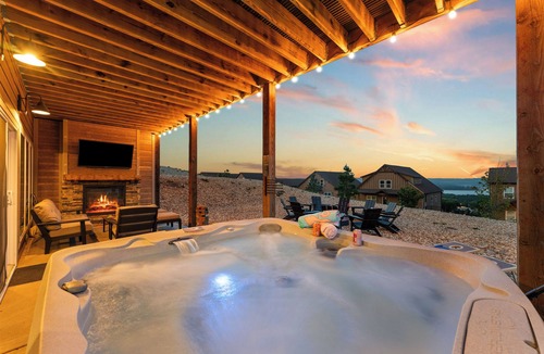 Kimberling City House | Views! Private Hot Tub, Fire Pit, Pools, Lazy River, 5 BR, 18 mins to SDC