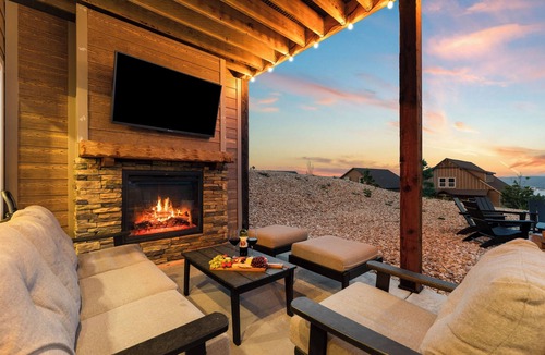 Kimberling City House | Views! Private Hot Tub, Fire Pit, Pools, Lazy River, 5 BR, 18 mins to SDC