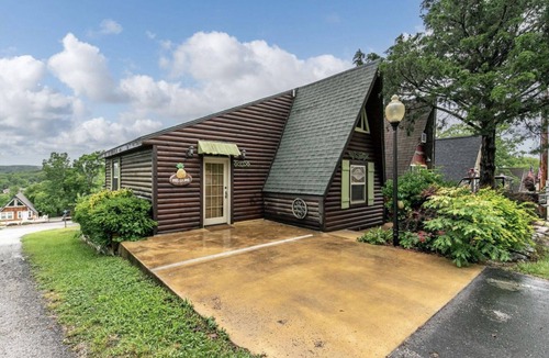 Lampe Villa | Villa vacation lake rental near Dogwood Canyon and Kimberling City, MO.