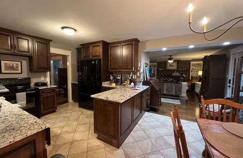 Clarksville House | Vintage charm- Cozy comfort in a quiet setting-entire house