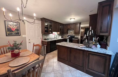 Clarksville House | Vintage charm- Cozy comfort in a quiet setting-entire house