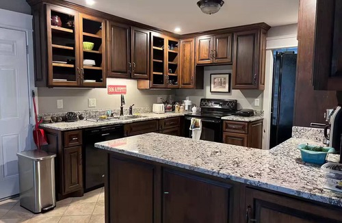 Clarksville House | Vintage charm- Cozy comfort in a quiet setting-entire house