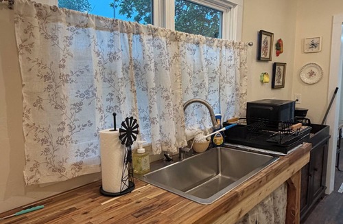 Pawnee Cottage | Vintage Whitfield Cottage Retreat 3 Bedroom 2 Bath Sleeps 7