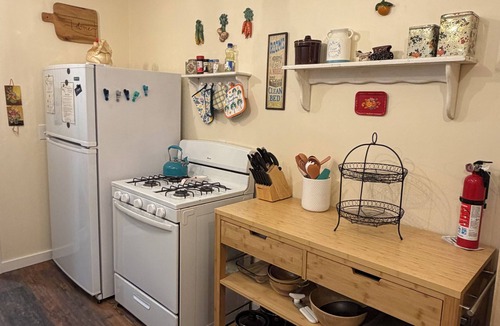 Pawnee Cottage | Vintage Whitfield Cottage Retreat 3 Bedroom 2 Bath Sleeps 7